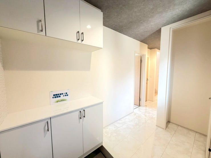 【Shoe box】
帰ってくるのが楽しみになる、明るく開放的な玄関ホール