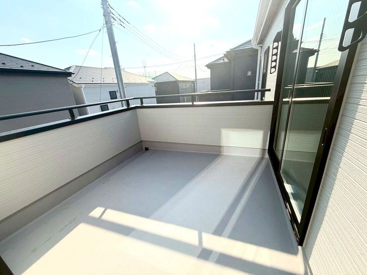 【Balcony】
南側ワイドバルコニー!プールも遊べる広さ!