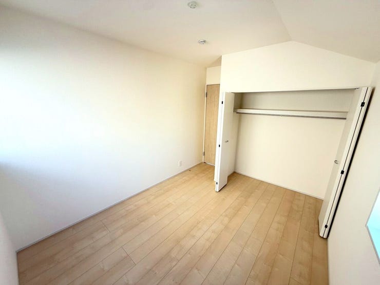 【Closet】
全居室にクローゼット完備!収納も困りません!