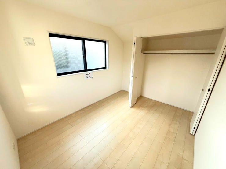 【24時間換気システム】ファンを利用して家中の空気を定期的に入れ替え、約2時間ごとに計画換気を実施。24時間いつでも新鮮な空気環境を維持できる安心のシステムです。