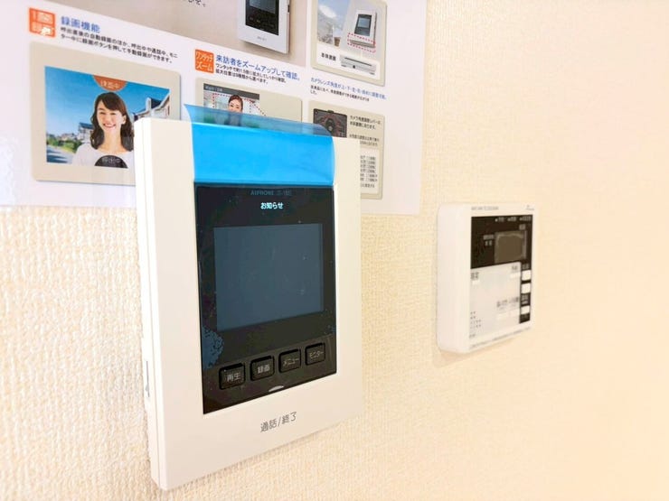 【TVモニター付インターホン】防犯面で安心の設備。録画機能付きタイプで不在時の訪問者チェックも簡単です。
