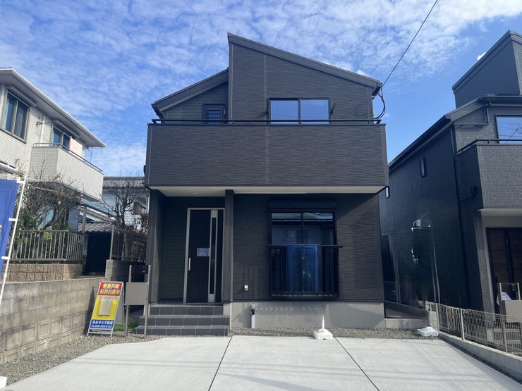 【外観】
落ちついたダークトーンが街並みに映える、存在感のある外観です!