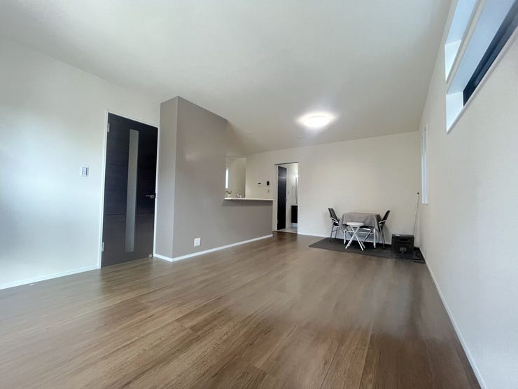 リラックスできる空間として家族や友人との団らんに最適なリビング。毎日の生活をより豊かにします。