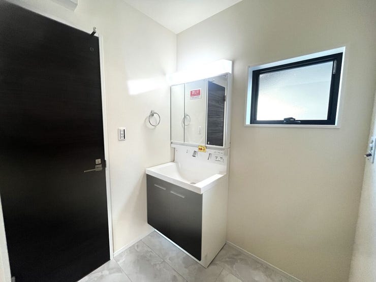 スタイリッシュで機能的な洗面台。
広々とした鏡と豊富な収納スペースで、毎日の身支度がスムーズに。