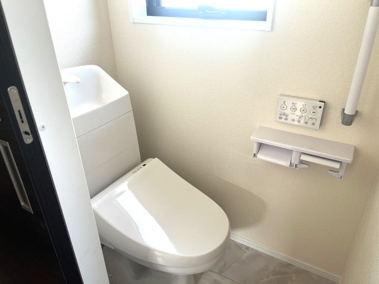 清潔感と快適さを追求した、シンプルで洗練されたデザインが特徴です。
毎日の使用が快適で心地よいものになります。