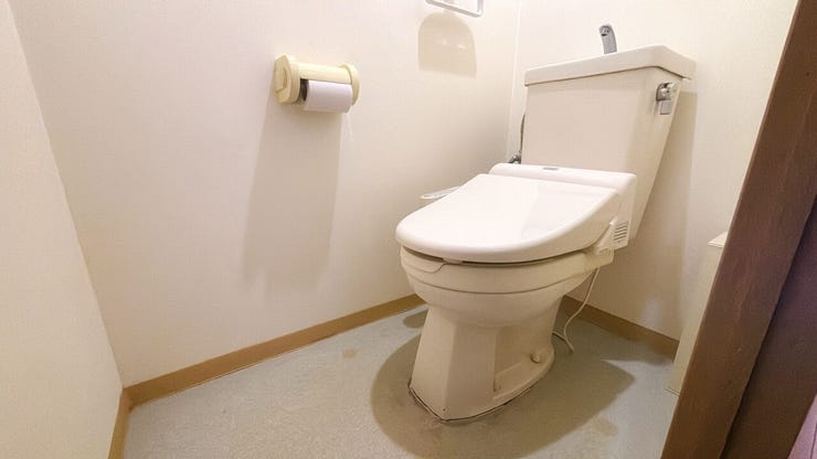 手洗いと温水洗浄つきの便座です◎