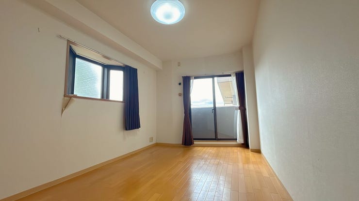 日当り良好の洋室!
明るい空間となっております。