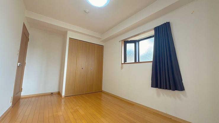 光をたっぷり取り込める窓があり明るい室内です◎