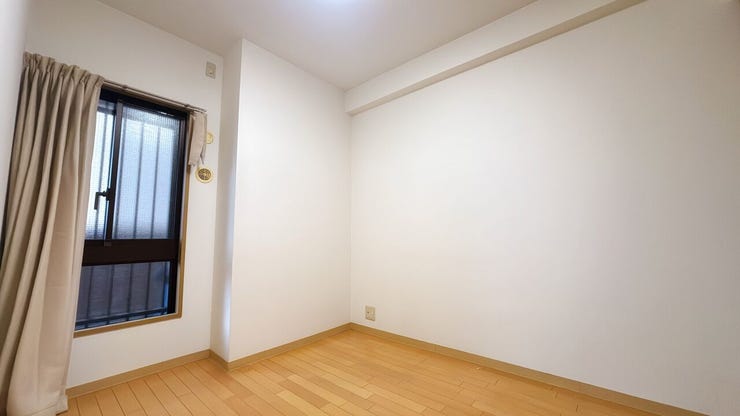 窓から風を感じられる快適なお部屋です。