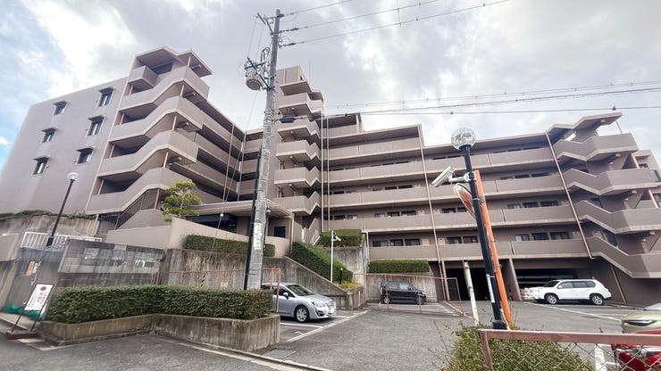 【外観】
「富雄駅」より徒歩約7分の立地◎