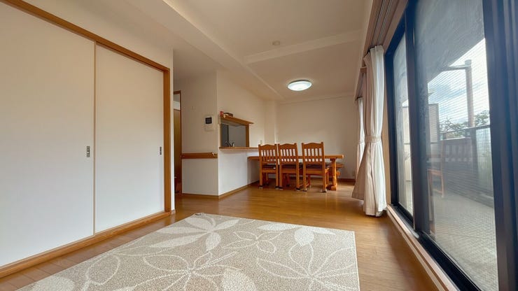 優しい色合いの室内です。
統一感があり、空間がより広く感じられます。