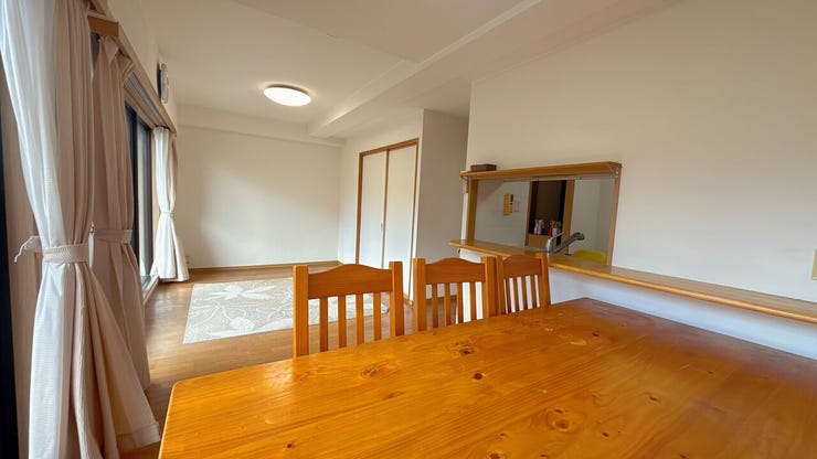 開口部に広い窓があり、採光・通風ともに多く取り込めます。