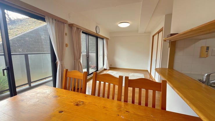 家具を配置しても広さを感じられる、ゆとりのあるLDKです。