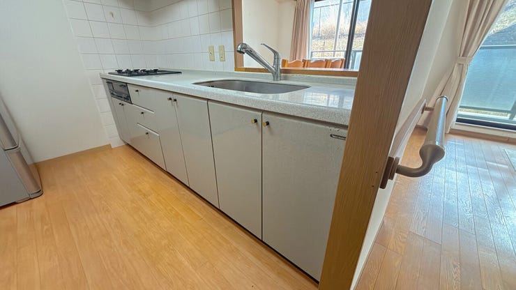 大きなシンクと調理台で、キッチンでの作業がはかどります♪