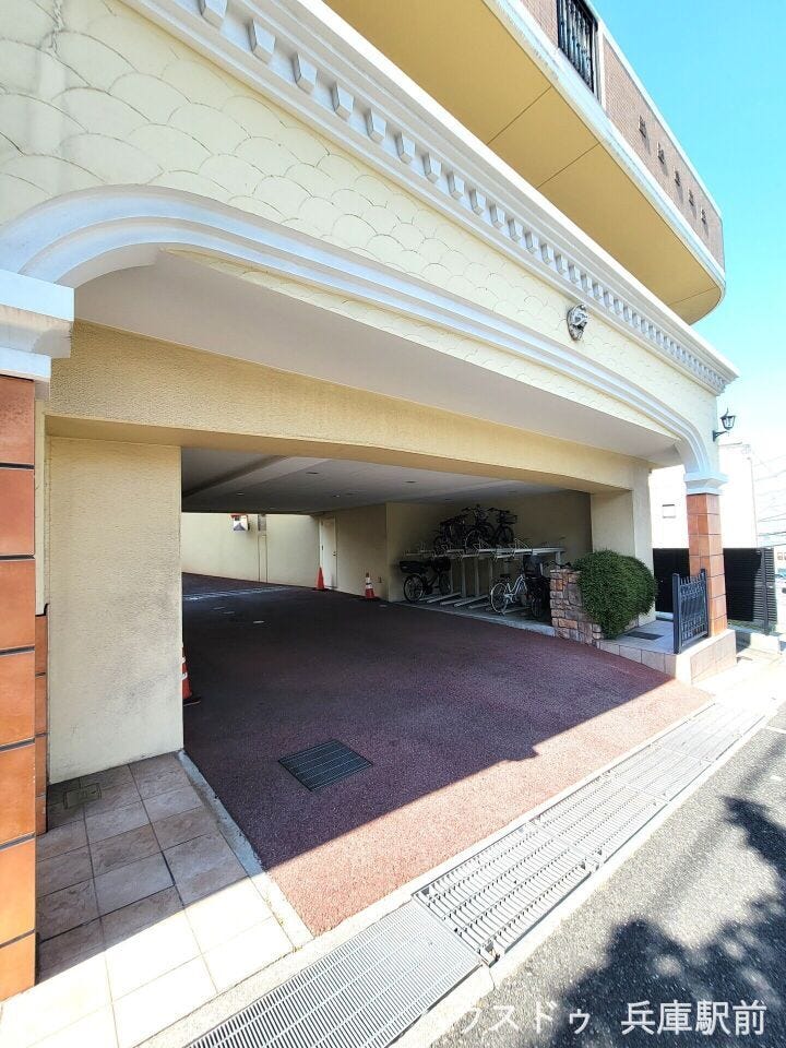 駐車場入り口、駐輪場