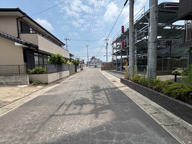 【北側前面道路東向】