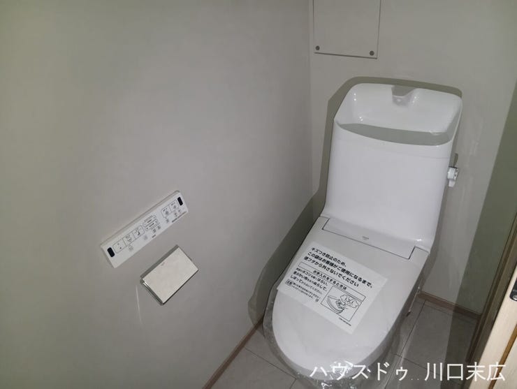 手洗いボウル付きの温水洗浄便座トイレ。空間を圧迫しないすっきりとしたフォルムで、清潔感と使いやすさを両立しています。