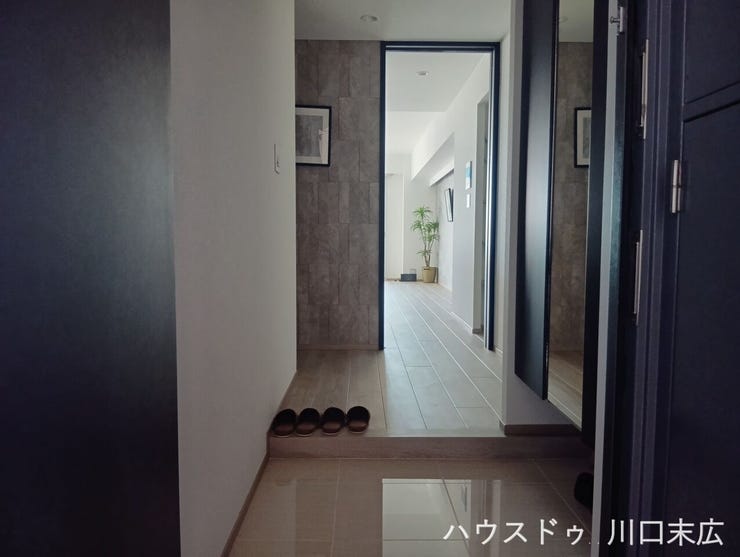 上質な石目調タイルが迎える玄関ホール。洗練された内装デザインが、住まいの顔として訪れる人に好印象を与えます。