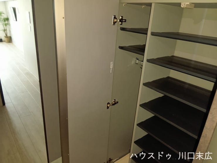 天井まで高さのある大容量のシューズボックス。可動棚仕様でブーツなども効率よく収納でき、玄関周りを常に整頓できます。