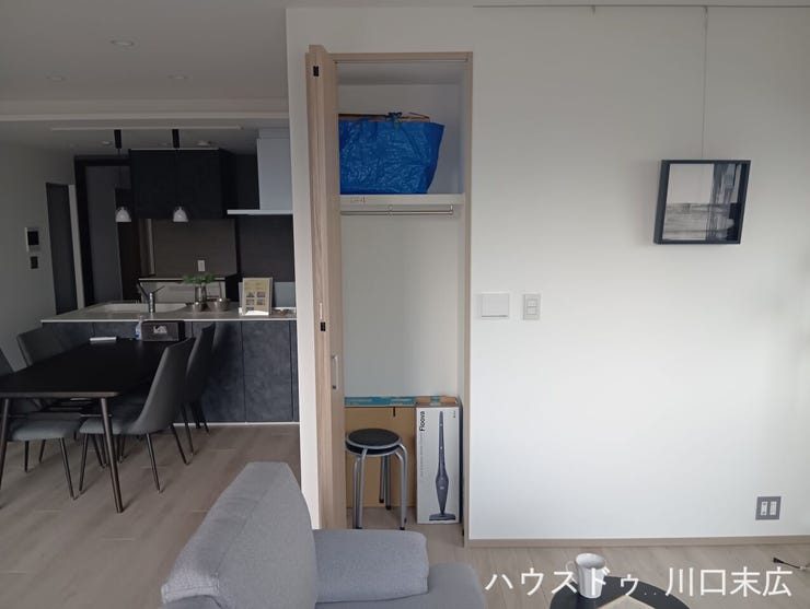 居室に設けられたクローゼット。丈の長い衣類も掛けられるハンガーパイプを備え、空間を有効に活用した収納計画です。