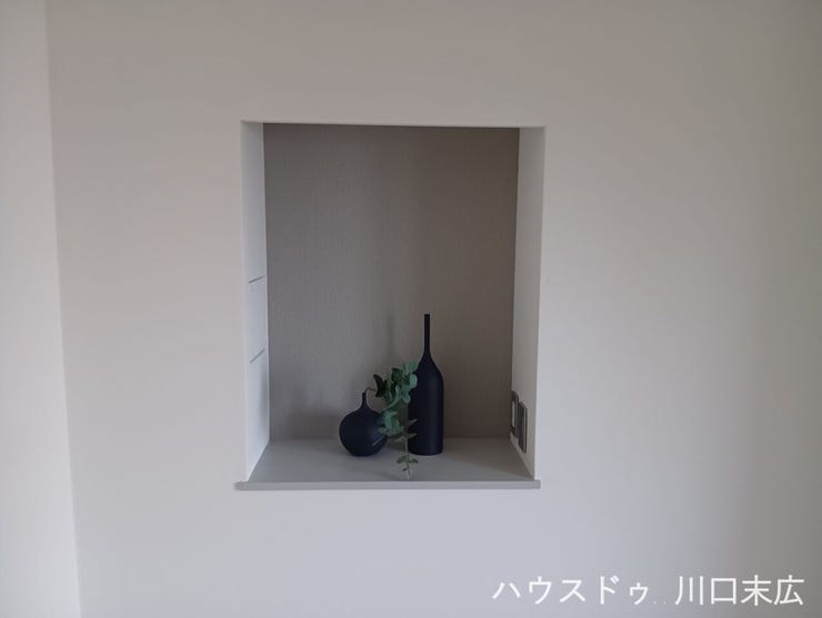 空間のアクセントとなる飾り棚(ニッチ)。写真や小物をディスプレイし、インテリアに個性を加える楽しみがあります。