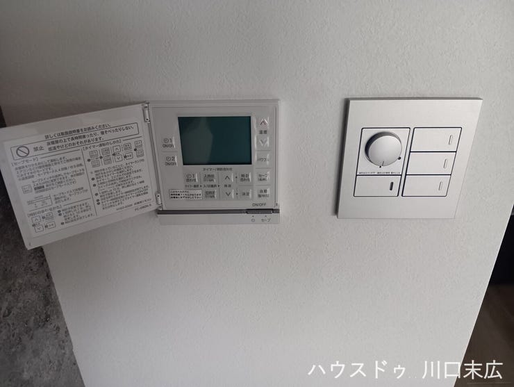 快適な室温環境を叶える床暖房コントローラーと、デザイン性の高いスイッチプレート。細部の仕様にまでこだわりが感じられます。