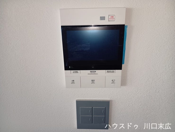 来訪者を映像で確認できるカラーモニター付きインターホン。防犯面に配慮された設備が、日々の暮らしに安心をもたらします。