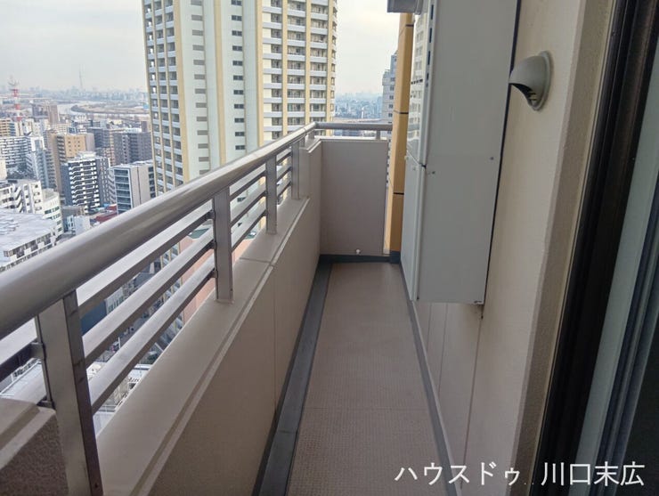 奥行きがあり、開放感を感じられるバルコニー。外気を感じながらリフレッシュしたり、洗濯物を干すのに十分なスペースです。