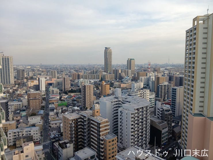 遮るものがなく、遠くまで見渡せる眺望。都市の景色を日常の一部として楽しみながら、開放的な気分で過ごせます。