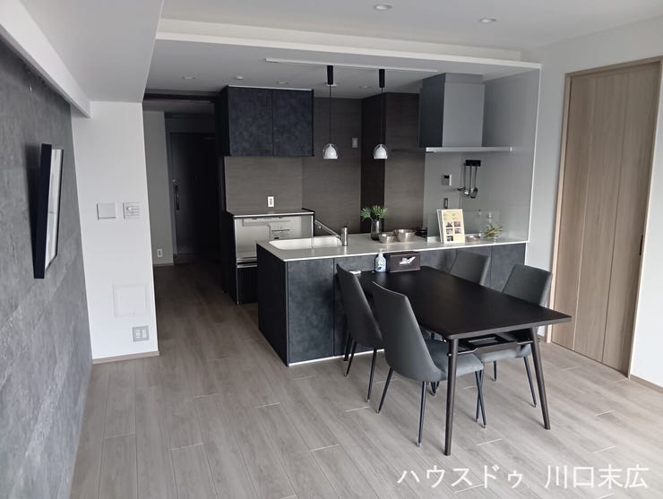 開放感のある対面式システムキッチン。リビングを見渡せる造りで、家族との会話を楽しみながらスムーズに配膳や片付けが行えます。