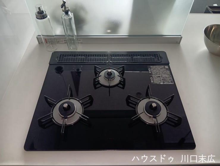 お手入れが容易なガラストップコンロを採用。三口バーナーで複数の調理を同時に進行でき、日々の料理を効率よくサポートします。