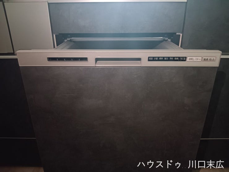 家事の負担を軽減するビルトイン食器洗い乾燥機。食後の時間を有効活用でき、手洗いよりも節水効果が期待できる便利な設備です。