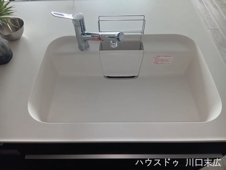 大きな鍋も洗いやすいワイドサイズのシンク。浄水器一体型水栓や洗剤ラックを備え、使い勝手の良さに配慮された設計です。