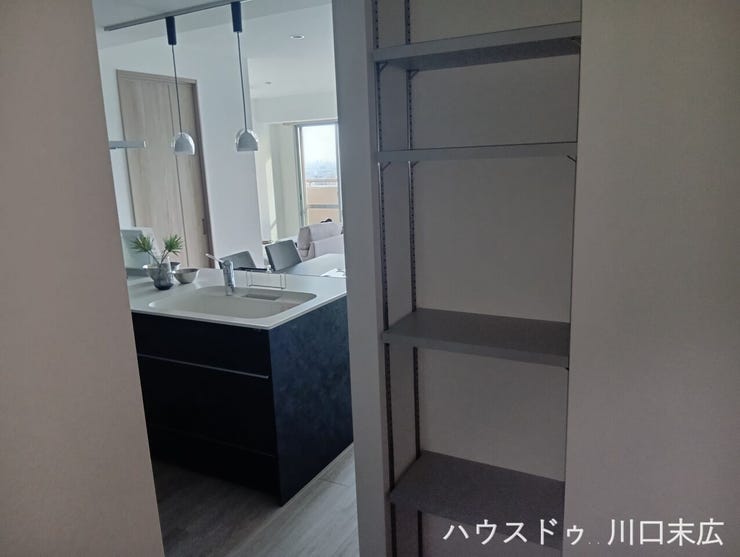 キッチン横に設けられた可動棚収納。食材のストックや使用頻度の高い調理家電の置き場として、ライフスタイルに合わせて活用できます。