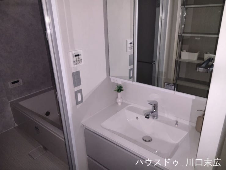 清潔感のある洗面化粧台。継ぎ目のないボウルはお手入れがしやすく、毎日の身支度を快適に行える機能的なデザインです。