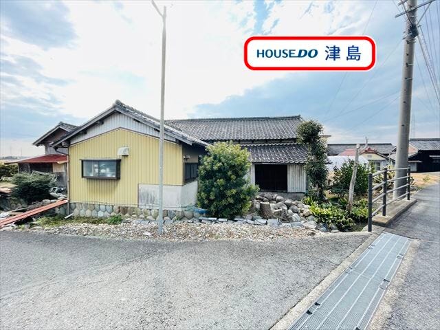 【外観】
永和小学校・永和中学校エリアです。近鉄富吉駅まで徒歩約11分、三重・名古屋方面への通勤通学が便利です。約313.6坪の広々とした敷地面積です。