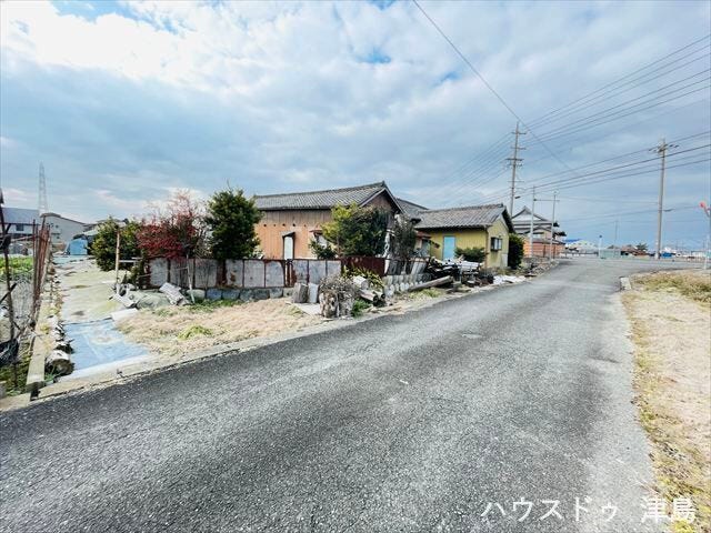 北東側公道幅約5.0m。3方向が接道しているため日当たりが確保しやすく、隣地建物からの圧迫感も軽減されます。