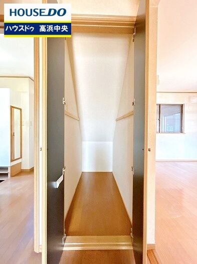 階段下には嬉しい収納あり!日用品や季節物など収納に困らないのは良いですね☆