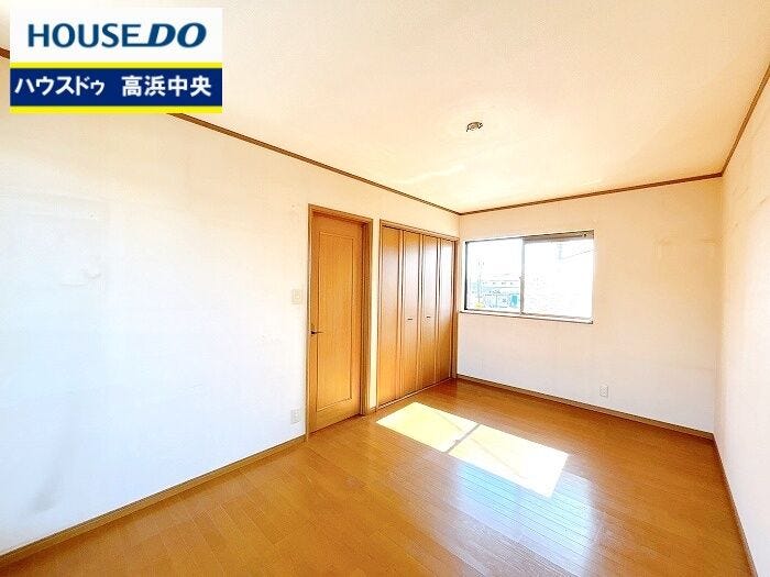 白と木目調を基調にした洋室は落ち着きますね。お部屋のコーディネートも楽しめます。