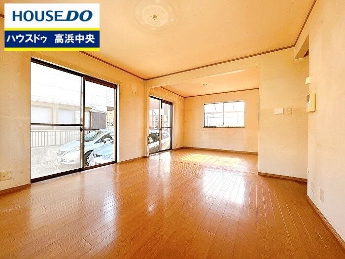 通学・通勤からの帰宅後、リビングに大集合する家族憩いの団らんをお楽しみください♪
大きな窓は家族が集まる場所を毎日明るく暖かく照らします♪