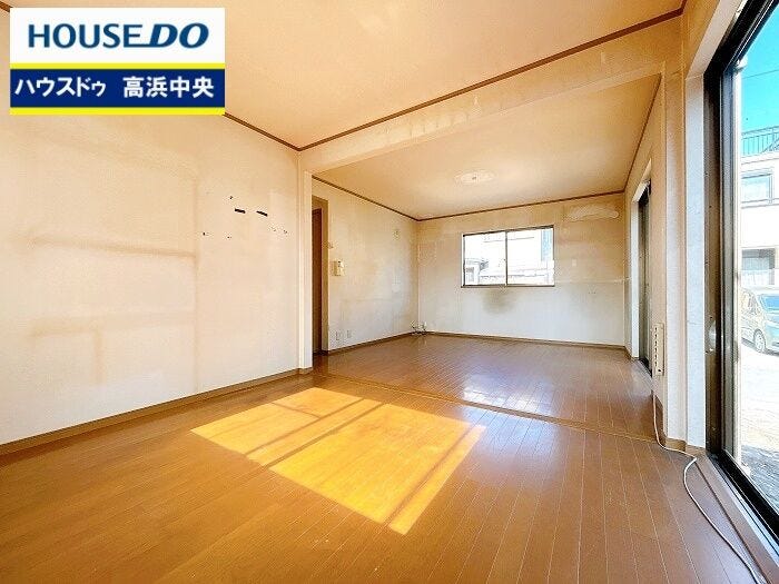 室内には豊かな陽光が注ぎ込み、爽やかな住空間を演出!
ホームパーティーでもゲストと一緒に料理を楽しみながら楽しい時間を過ごせそう☆