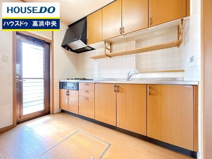 明るい横幅広々キッチンで親子並んで料理も可能です♪調理器具や調味料等、大容量の≪収納力≫を備えたシステムキッチンです☆