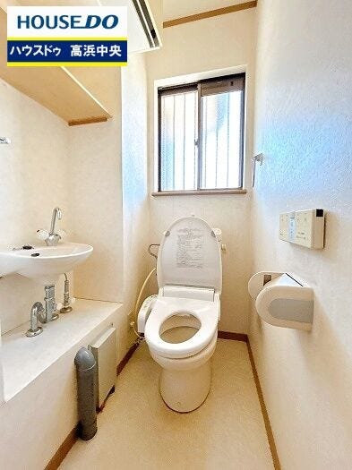 小窓がついて明るく収納付で便利です。お掃除もラクラクなウォシュレット一体型トイレを採用しています。