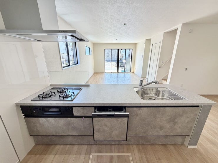 料理をしながら家族と会話を楽しめるオープンキッチン♪食器洗乾燥機付で忙しいママをサポート♪収納もたっぷりあるのできれいを保てます♪