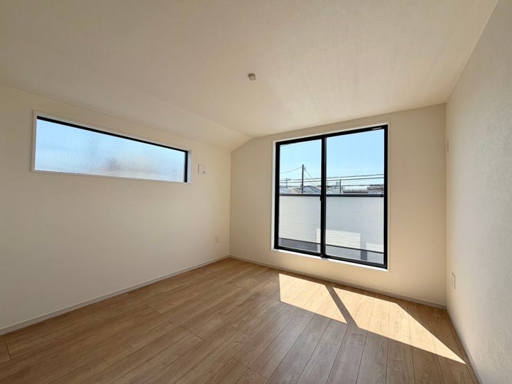 〈6.3帖〉バルコニーに面した明るい洋室が気分をリラックスさせます