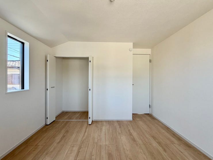 〈5.5帖〉このままでもお使い頂けますが、ご希望があれば棚やハンガーパイプも弊社で取付可能です♪お気軽にお問合せ下さい!