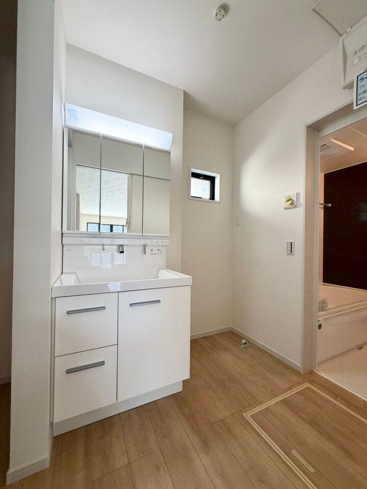 収納力のある三面鏡洗面台で、ご家族の身支度もスムーズ。