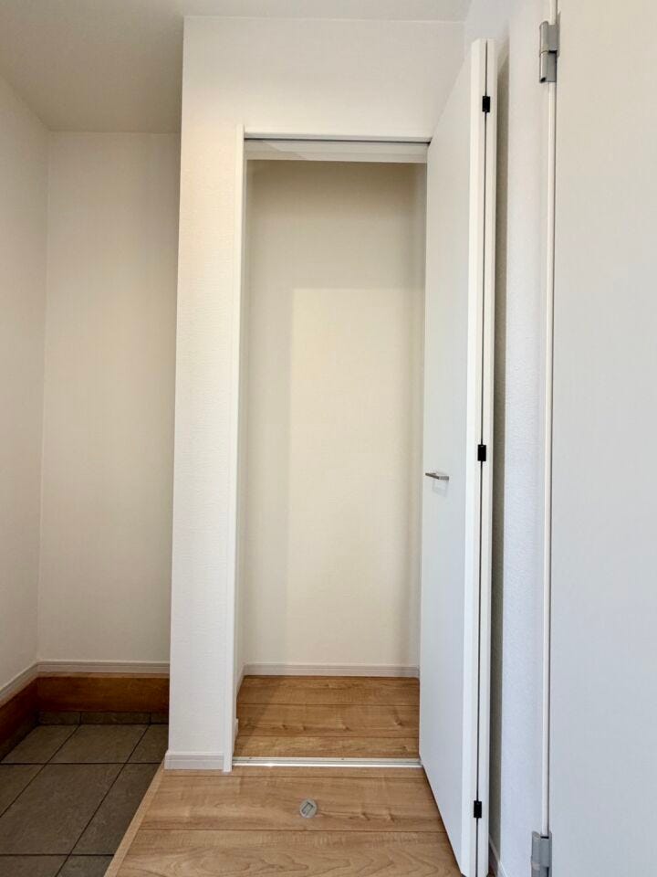 〈玄関収納〉掃除用具入れなどにもお使い頂けますが、玄関入口近くにありますので、中には入れたくないけど外に出しっぱなしにしておきたくないものの収納に最適です!
