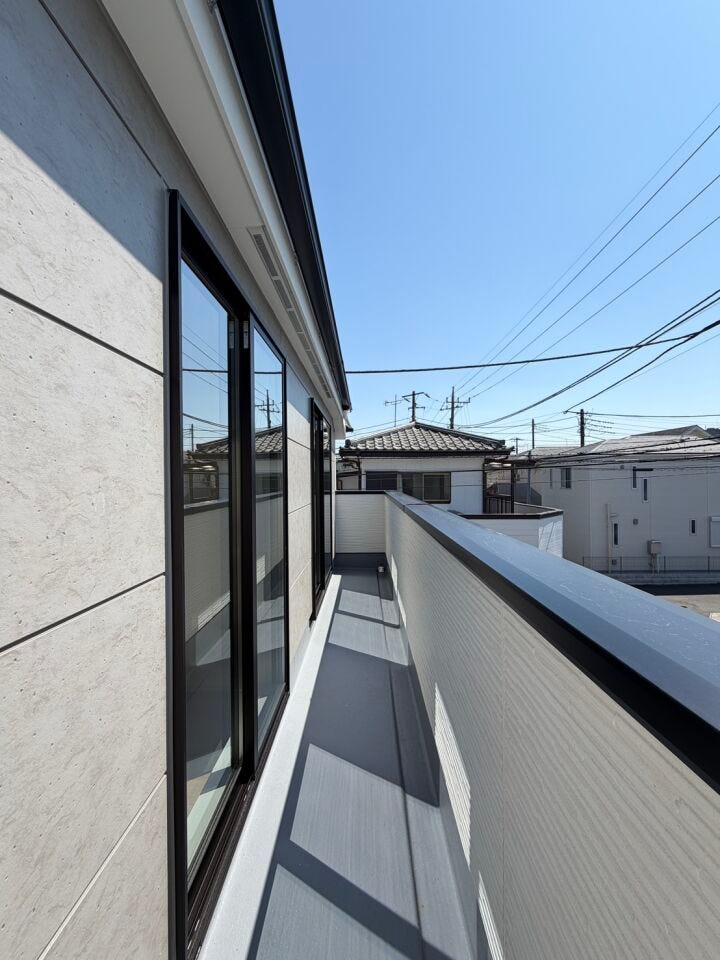 南向き広々ワイドバルコニーは、ご家族の洗濯物やお布団をたっぷり干せます♪