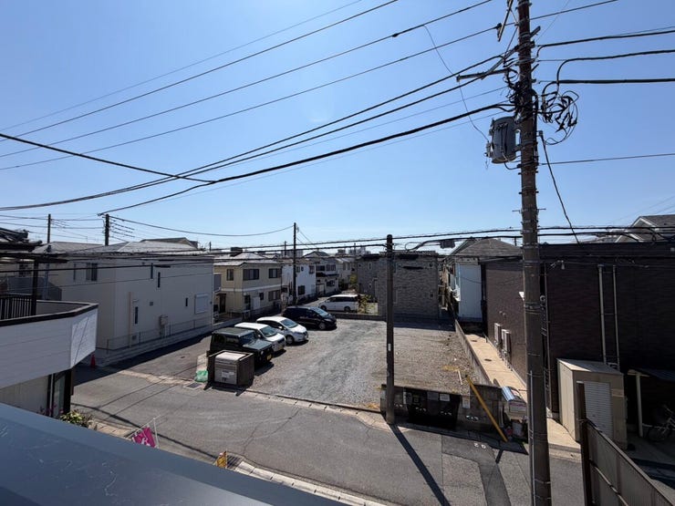 前面は駐車場につき、開放的です♪